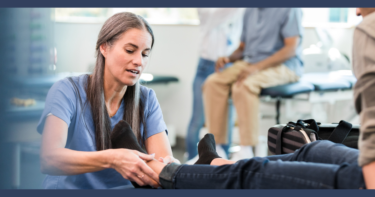 Fisioterapeuta femenina ayudando a un paciente con una lesión en la pierna
