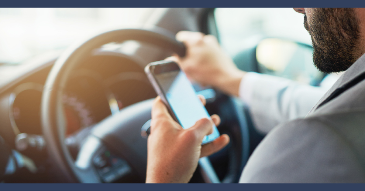 Conducir sosteniendo el teléfono celular y enviando mensajes de texto mientras está detrás del volante