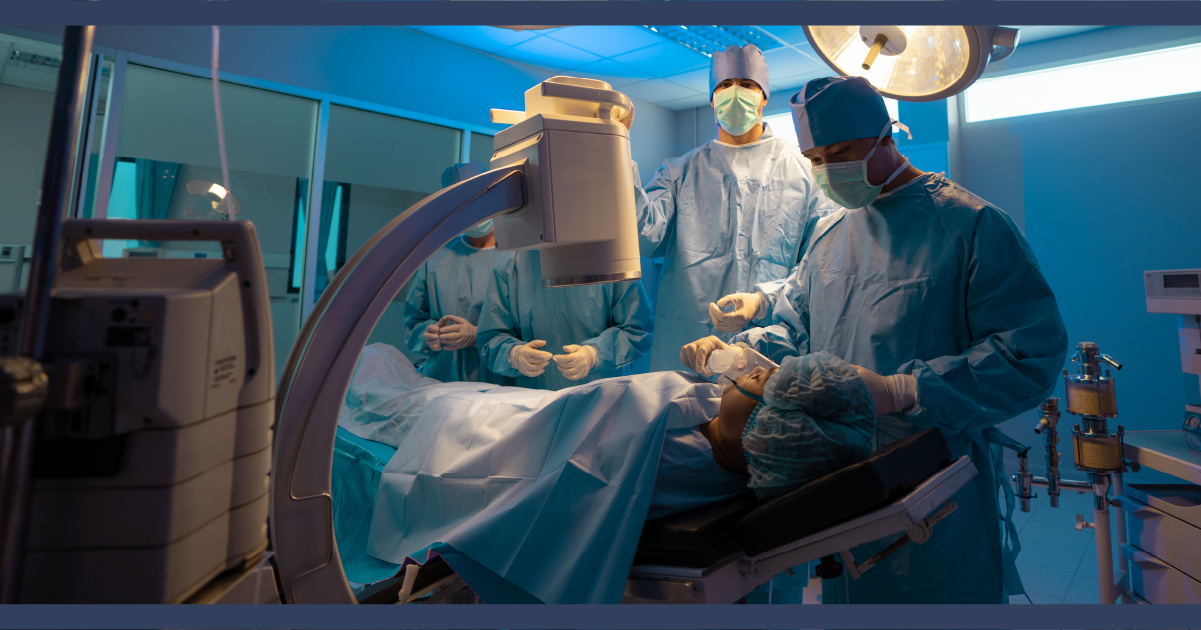 Médico realizando cirugía en la sala de emergencias